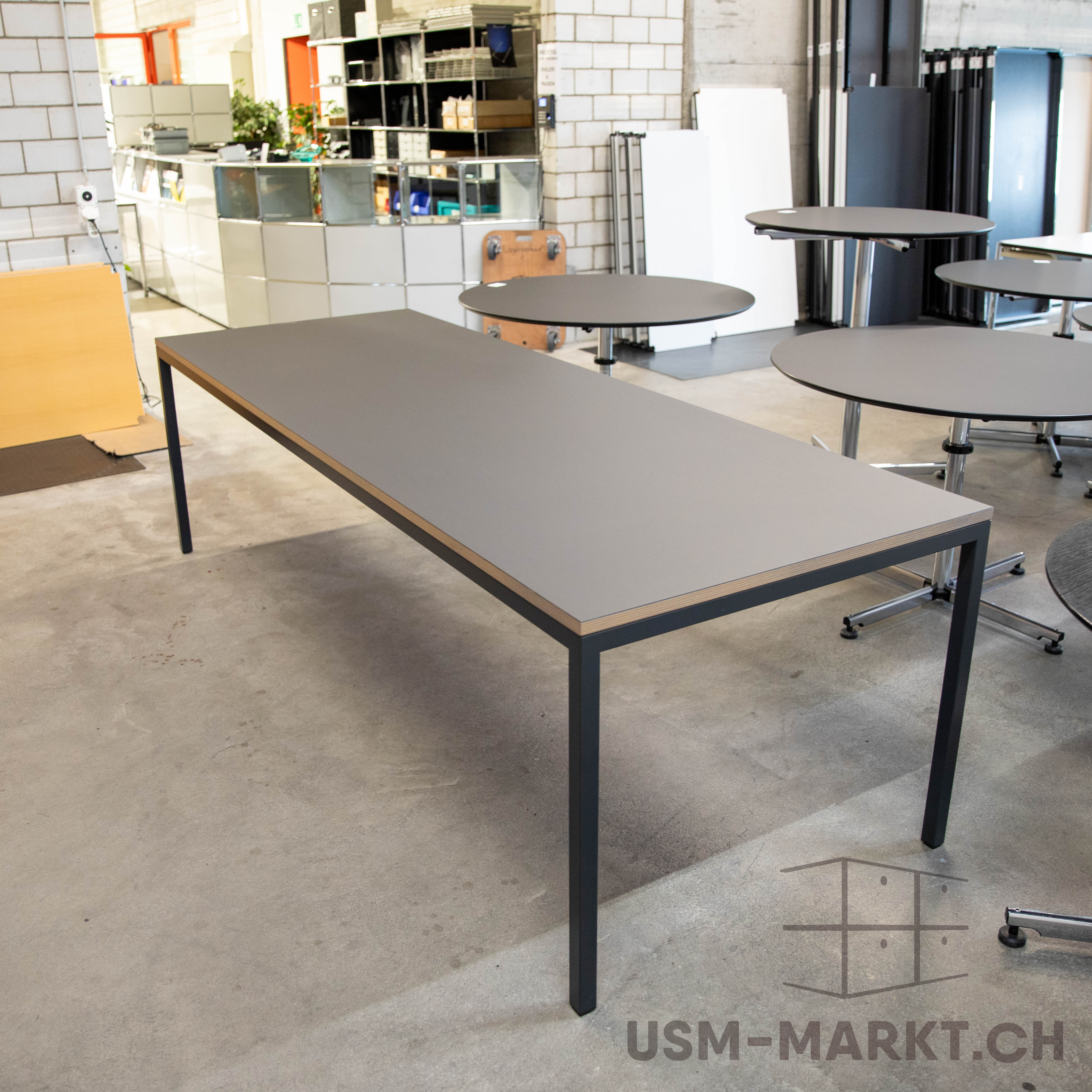 Tisch mit Linolplatte von KIM Stahlmöbel Zürich