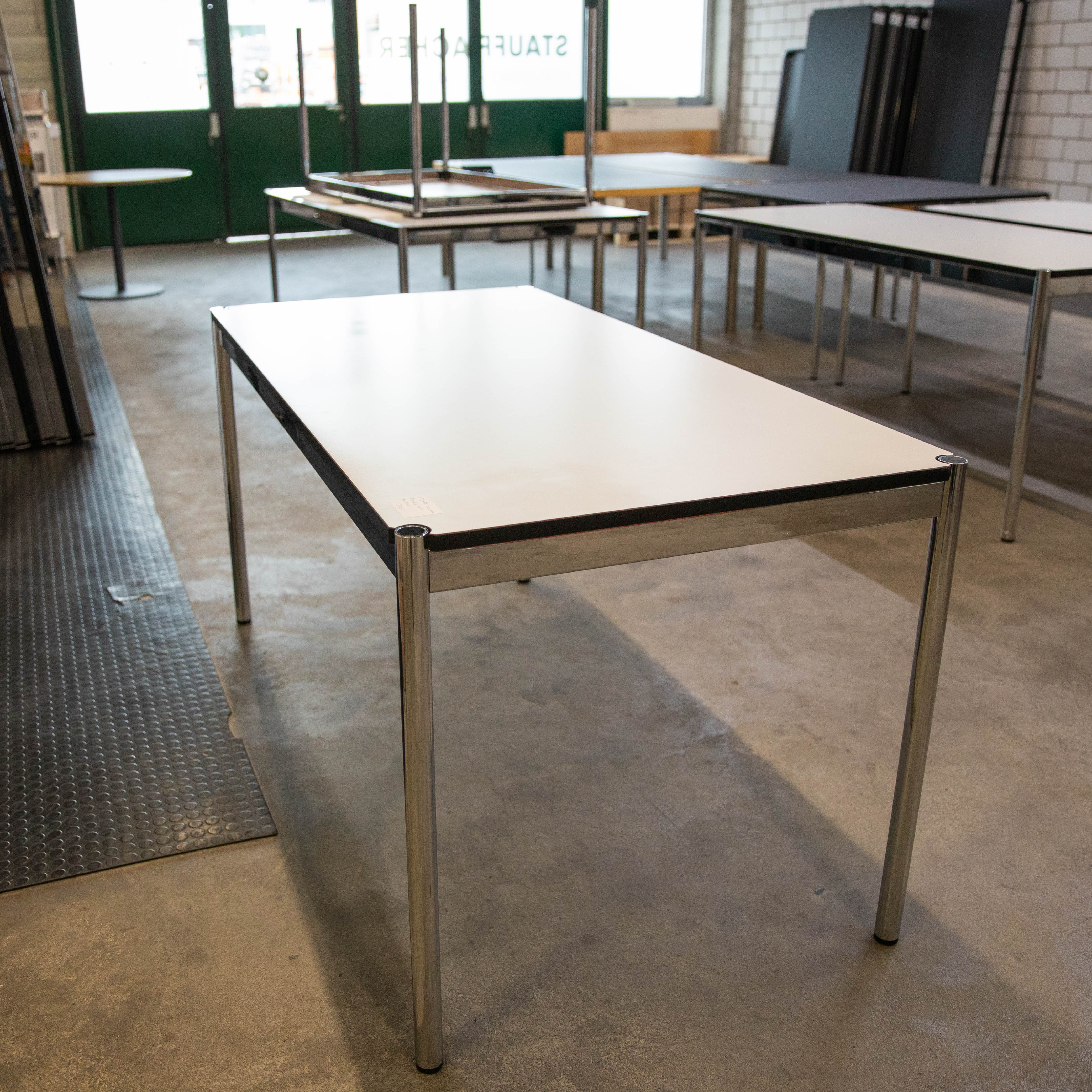 USM Haller Tisch mit Gebrauchspuren 150x75 Kunstharz perlgrau