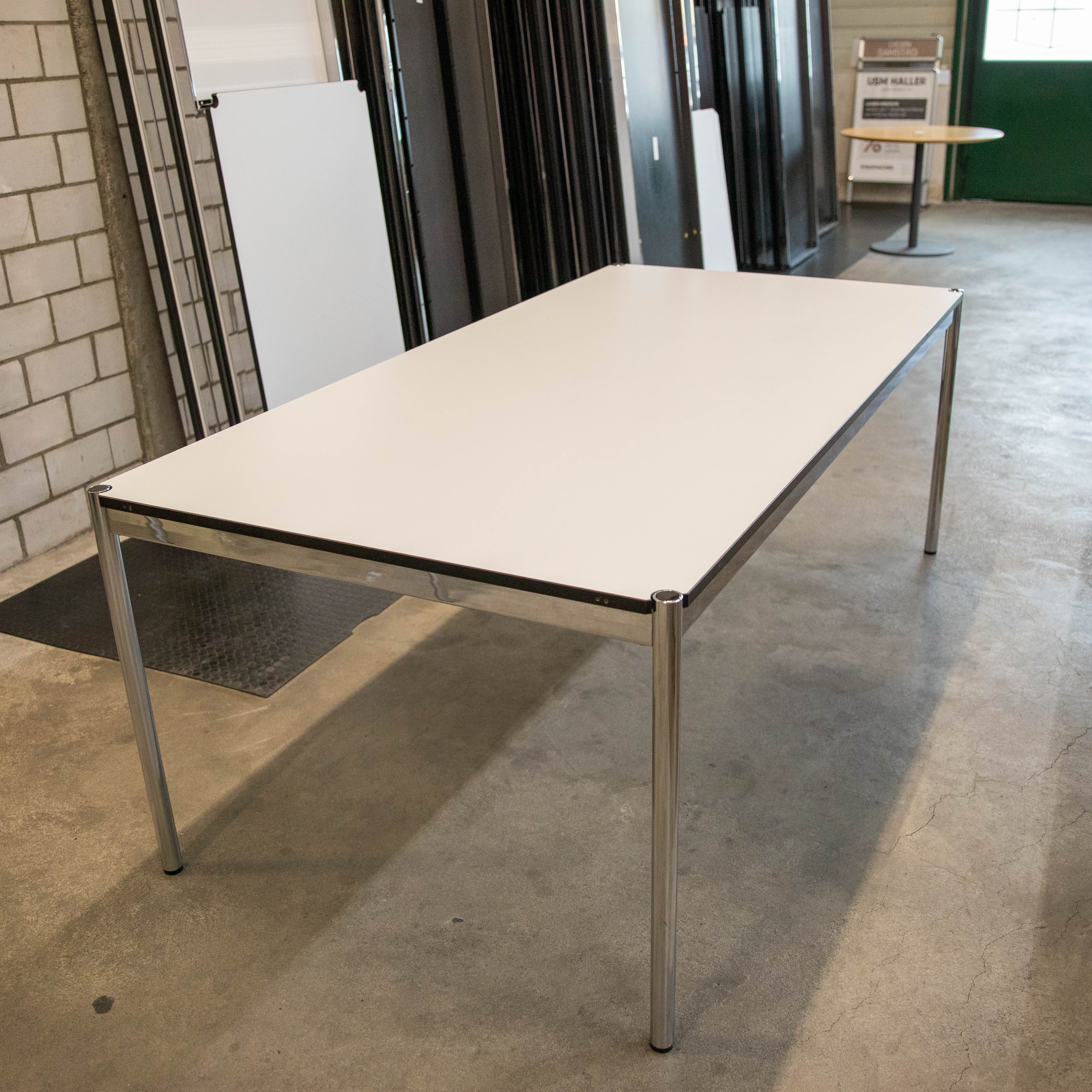 USM Haller Tisch mit Gebrauchspuren 200x100 Kunstharz perlgrau